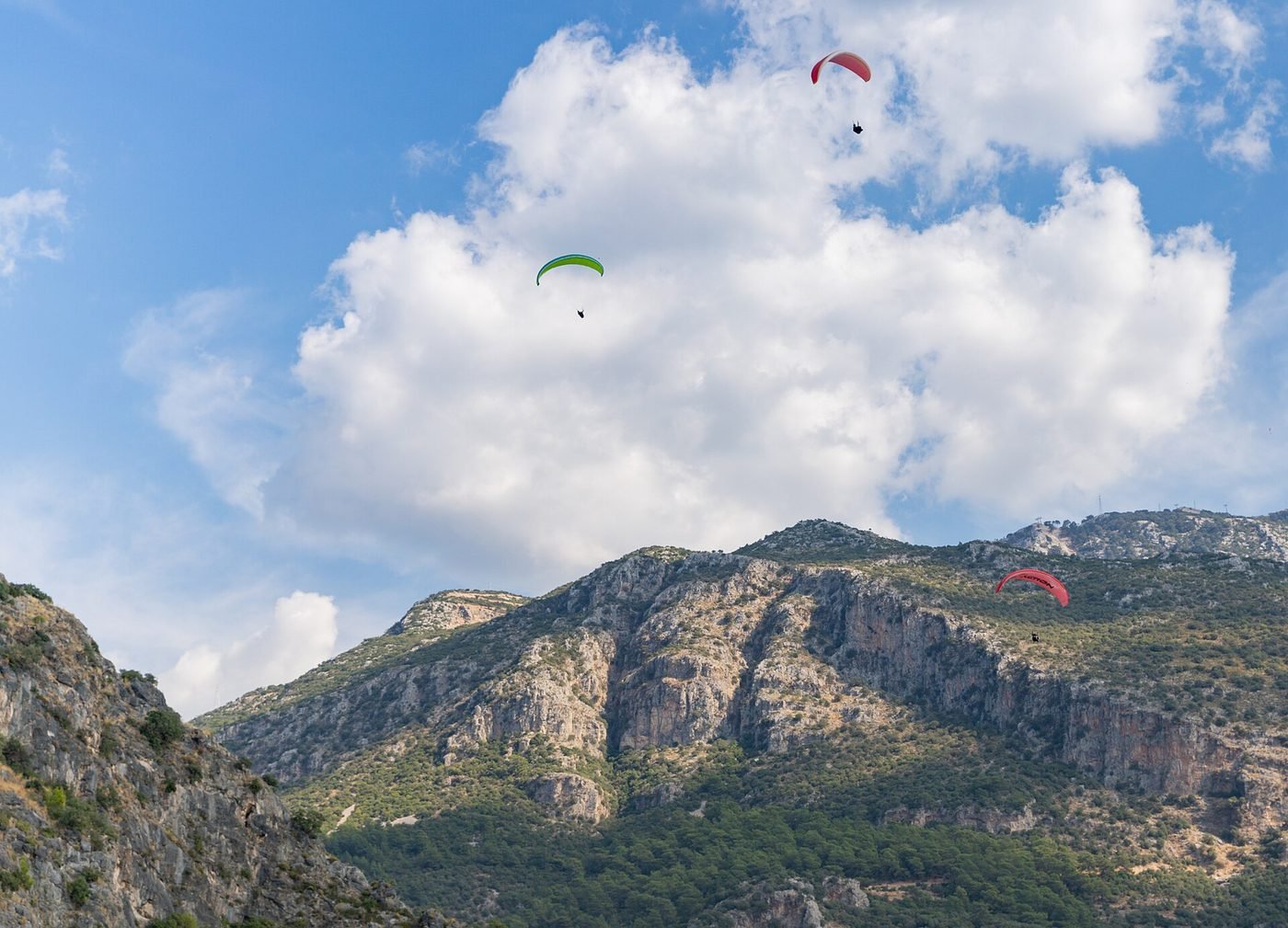 Babadağ üzerinde uçan yamaç paraşütü kanatları, Ölüdeniz