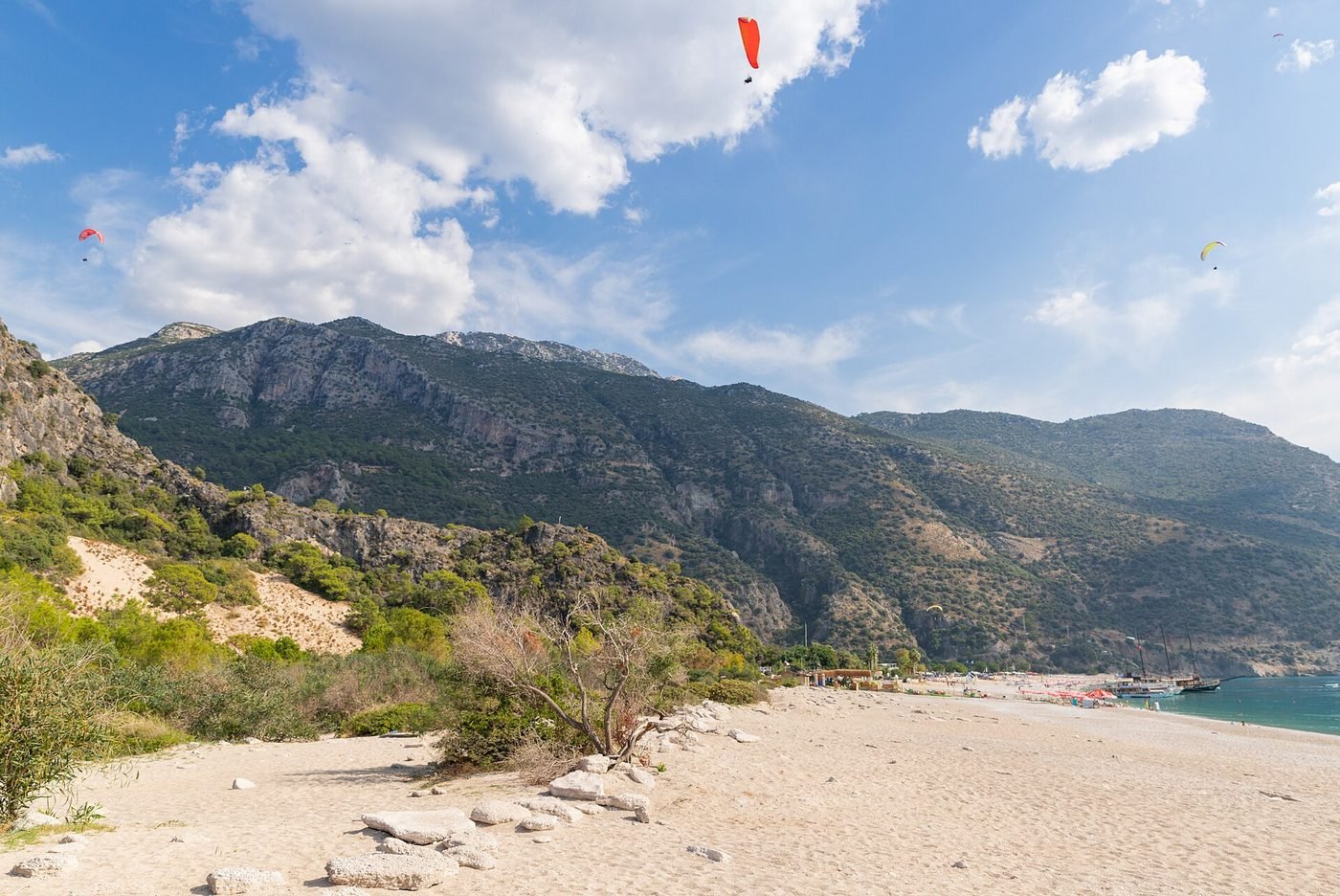 Ölüdeniz plajı ve Babadağ üzerinde yamaç paraşütü uçuşu